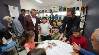 Minik karikatüristler iş başında