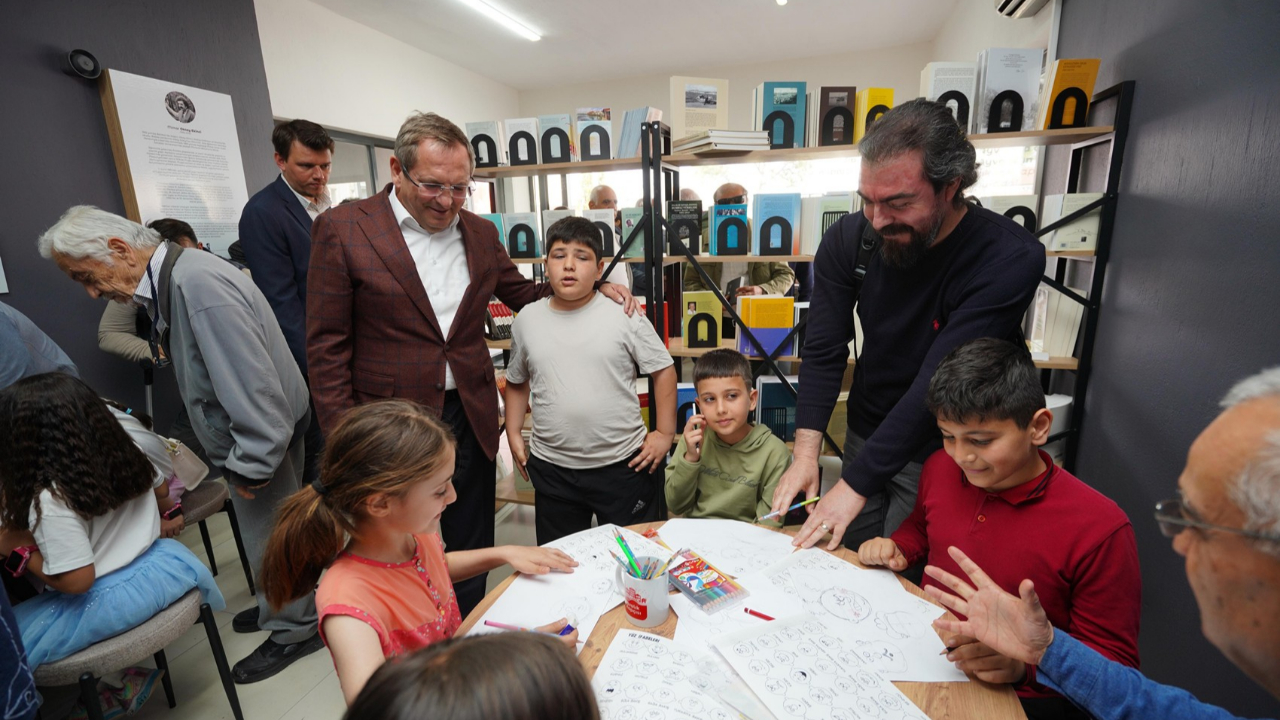 Minik karikatüristler iş başında