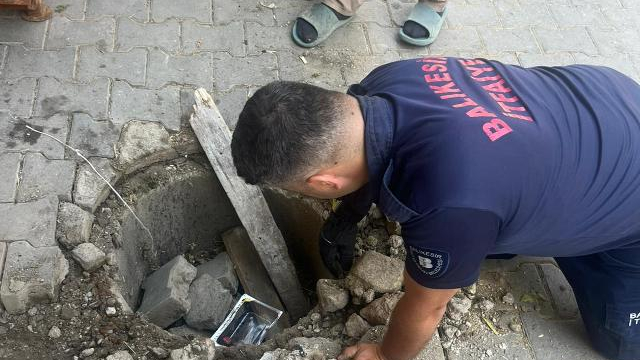 Balıkesir İvrindi’de mazgaldan kedi kurtarma operasyonu