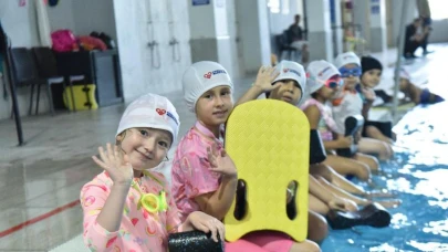 Altıeylül'de çocuklara yaz geldi. 400 çocuk yüzme öğreniyor