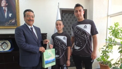 Burhaniye Kaymakamı Atilla, Başarılı Sporcuyu Ödüllendirdi