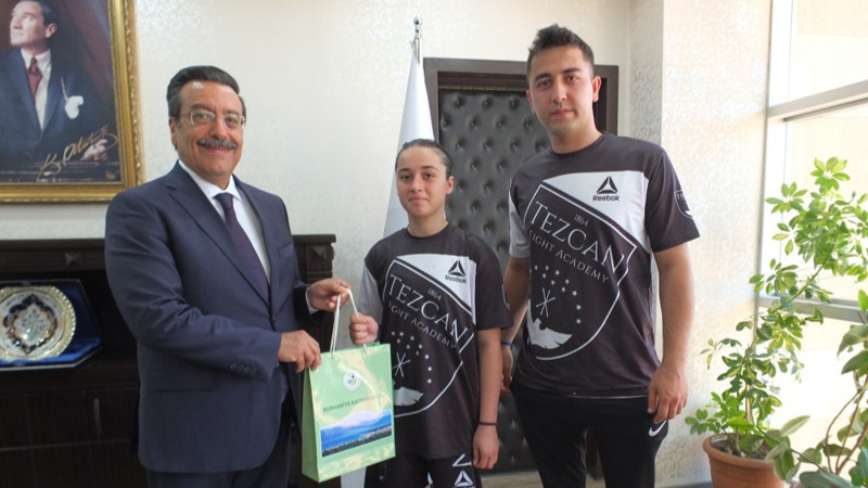 Burhaniye Kaymakamı Atilla, Başarılı Sporcuyu Ödüllendirdi