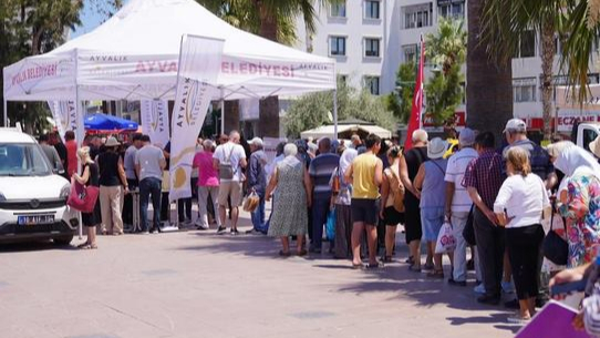 Ayvalık meydanında aşure bereketi yaşandı!
