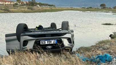Burhaniye’de virajı alamayan otomobil dereye uçtu: Sürücü kayboldu