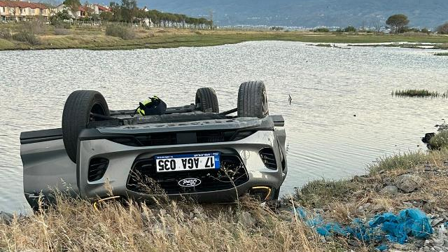 Burhaniye’de virajı alamayan otomobil dereye uçtu: Sürücü kayboldu