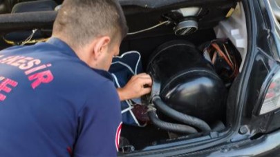 Balıkesir Değirmenboğazı’nda otomobil tankere çarptı