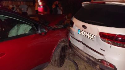 Edremit’te park halindeki araçlara çarptı: 1 yaralı