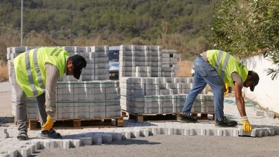 Cunda Adası’nda yol yenileme çalışmaları tüm hızıyla sürüyor