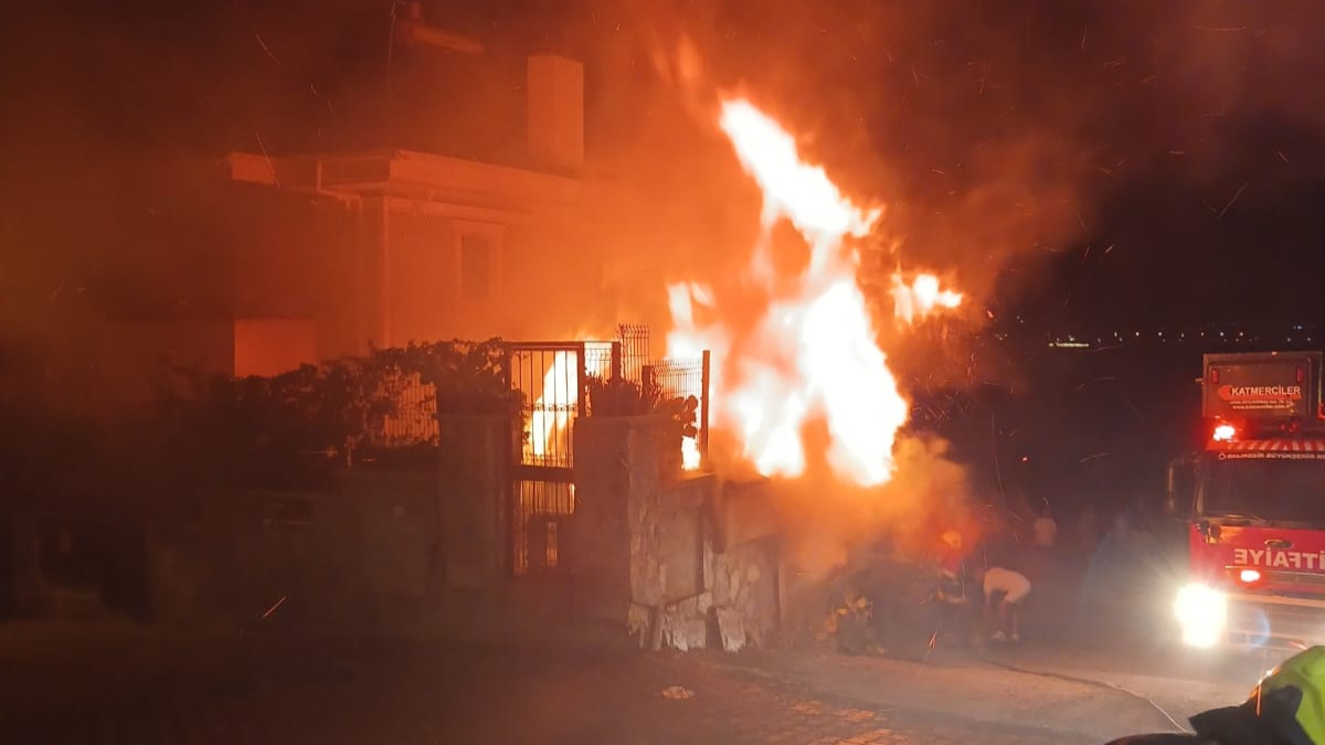 Balıkesir Ayvalık’ta korkutan depo yangını
