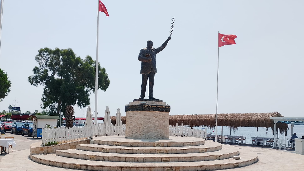 Küçükkuyu'daki Atatürk heykeli: Bir vefa hikayesi