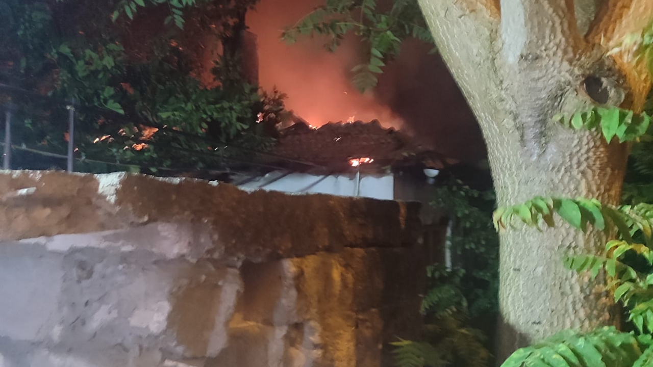 Karesi'de metruk evde yangın