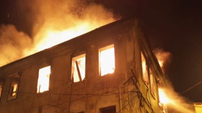 Edremit'te yangın alevleri geceyi aydınlattı