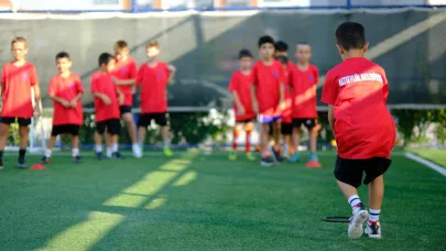 Altıeylül Futbol Okulunda geleceğin yıldızları yetişiyor