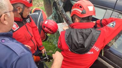 Havran’da itfaiyeciler,  hidrolik makas ile sıkışan sürücüyü kurtardı