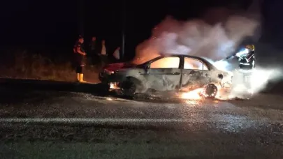 Dağ yolunda otomobil cayır cayır yandı