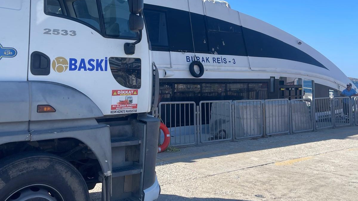 İDO deniz otobüsü kayalıklara çarptı