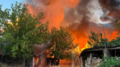 Bigadiç'te çıkan ambar yangını evlere sıçradı: 15 ev zarar gördü