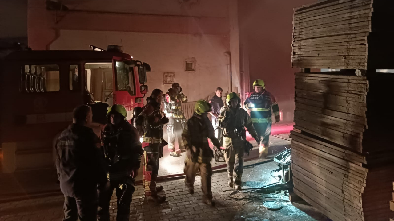 Bandırma'da işyeri alev aldı
