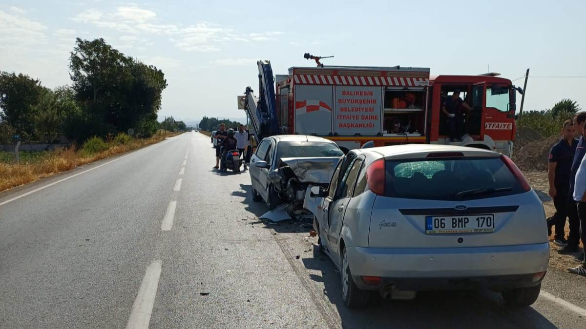 Balıkesir Altıeylül’de araçlar kafa kafaya çarpıştı: 1 ölü, 1 yaralı