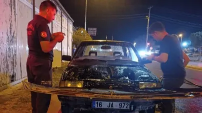 Edremit Akçay'da otomobil ışıklarda yandı