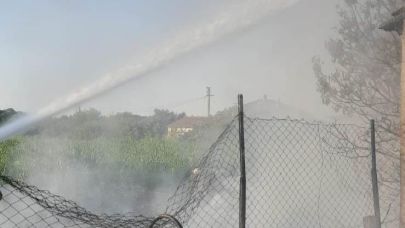 Balıkesir'de korkutan arazi yangını çatıyı da yaktı