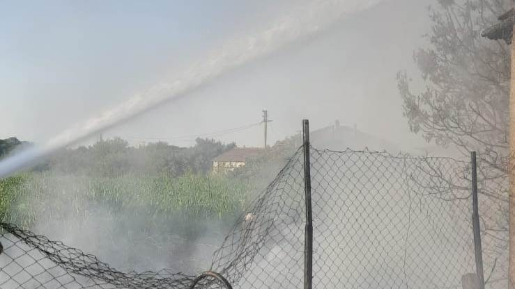 Balıkesir'de korkutan arazi yangını çatıyı da yaktı