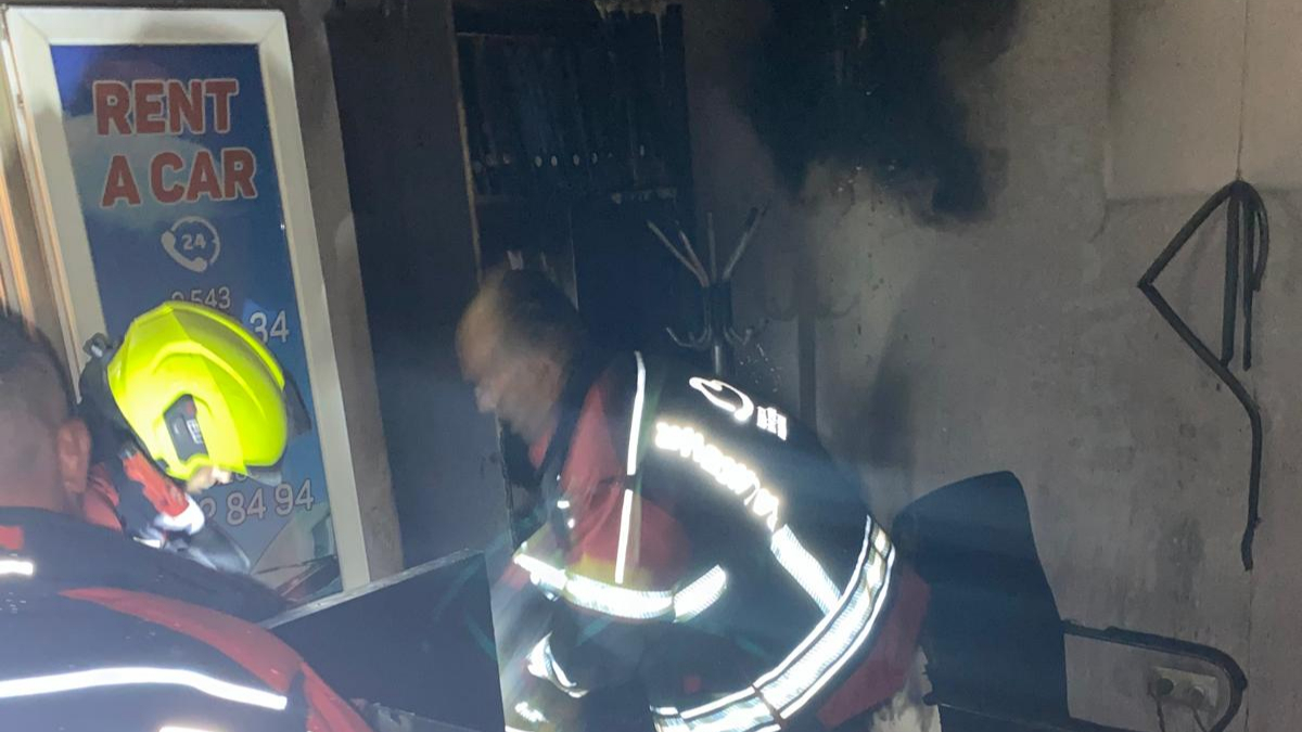 Burhaniye'de büro alev aldı