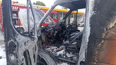 Altıeylül'de araç alev aldı