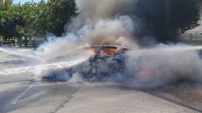 Altıeylül'de araç alev aldı