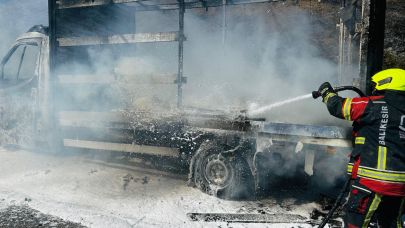 Karesi'de araç ve peyzaj yangını