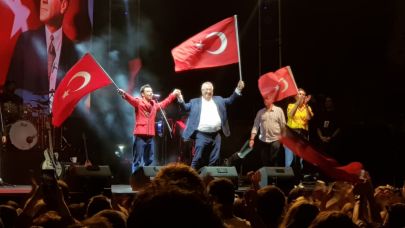 Edremit’te 30 Ağustos Zafer Bayramı coşkusu: Buray konseri büyük ilgi gördü