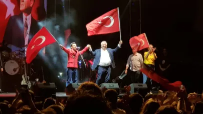 Edremit’te 30 Ağustos Zafer Bayramı coşkusu: Buray konseri büyük ilgi gördü