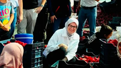Bigadiç’te biber hasadını çiftçilerle yaptılar.
