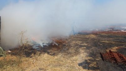 Halalca-Ovaköy Mevkiinde Yangın: Arazi ve Biber Küspeleri Tutuştu