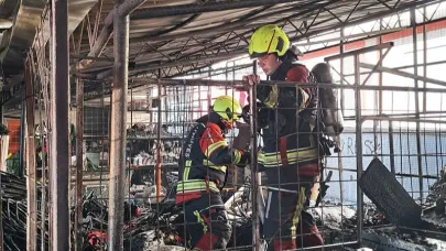 Altınoluk'ta Depoda Alevler Yükseldi, Ekipler Seferber Oldu