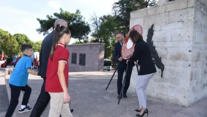 Balıkesir'de İlköğretim Haftası Çelenk Sunma Töreni Gerçekleştirildi