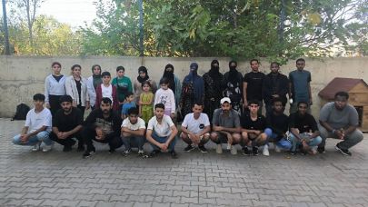 Yunanistan’a Kaçmak Üzere olan 28 Kişi Jandarma'ya Yakalandı!