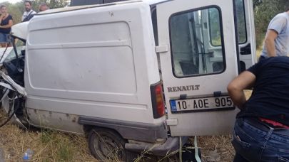 Edremit’te trafik kazası: Araç direğe çarptı, sürücü sıkıştı