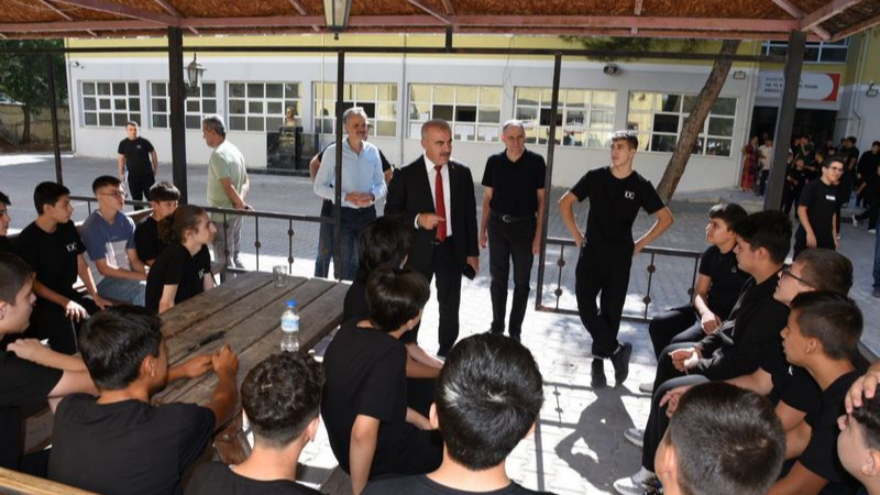 İl Millî Eğitim Müdürü Murat Demir, makamda oturmuyor!