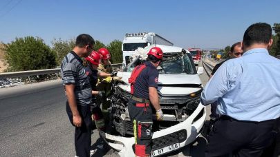 Altıeylül'de Zincirleme Kaza: Ticari Araç Kamyona Çarptı