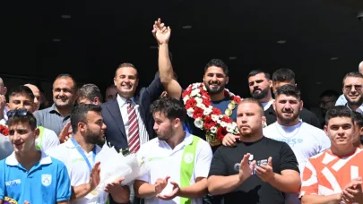 Başpehlivan Enes Doğan’a davullu zurnalı karşılama
