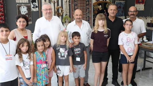 Minik Öğrenciler Eserlerini Sergiledi