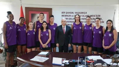 Kadın Basketbol Takımından Başkan Deveciler’e Ziyaret