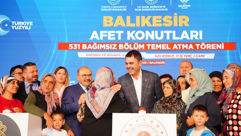 Bakan Kurum: "Depremden 1 ay sonra buraya gelip sözümüzü tutmanın, gururunu yaşıyoruz"