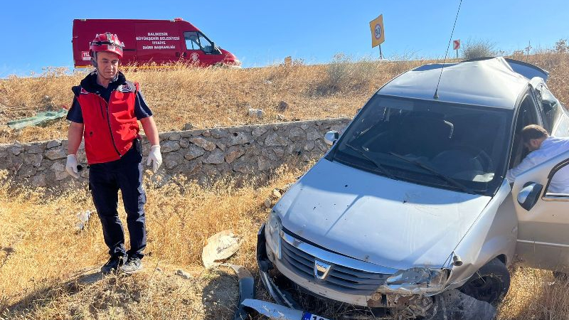 İvrindi'de Feci Kaza: Araç Yoldan Çıktı, 2 Kişi Yaralandı