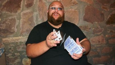 Dünyaca ünlü kart illüzyonisti Koray Işıkoğlu Ayvalık’ta