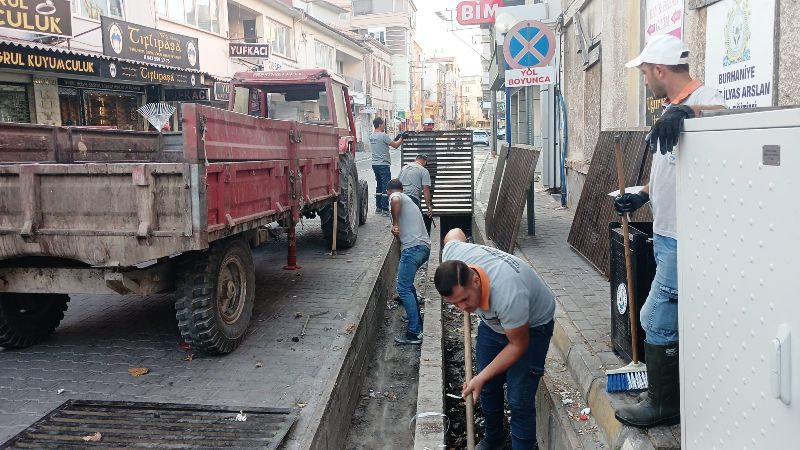 Burhaniye'de menfez ve mazgal temizlikleri başladı