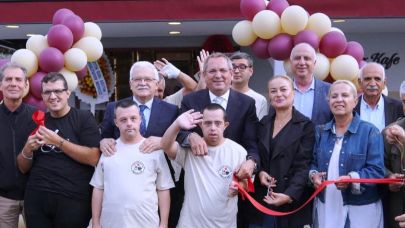 Ayvalık’ta İlk Engelsiz Kafe Hizmete Açıldı