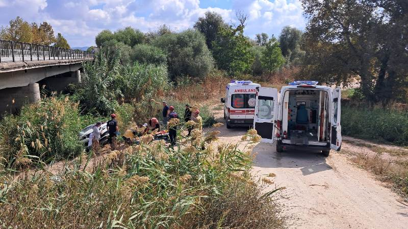 Altıeylül’de otomobil köprü altına uçtu: 2 yaralı