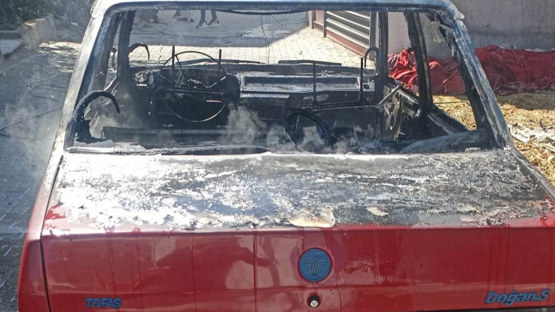 Edremit’te araç yangını otluk alana sıçradı